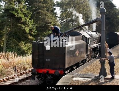 Motore a vapore di essere nuovamente riempita con acqua a Holt stazione sulla North Norfolk ferroviarie, conosciuta come la linea di papavero nel Regno Unito. Foto Stock