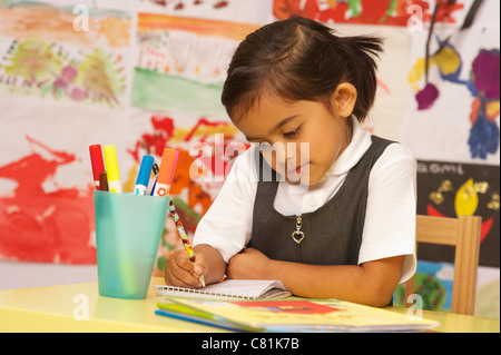 Giovane ragazza di scuola di scrittura. Foto Stock