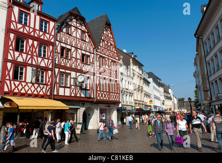 Metà di vecchie case con travi di legno nel centro di Trier Renania-Palatinato, Germania Foto Stock