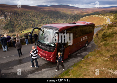 Irlanda, Co Wicklow, Lough Tay, gita di un giorno di viaggio in pullman i passeggeri di sbarco per scattare le foto Foto Stock