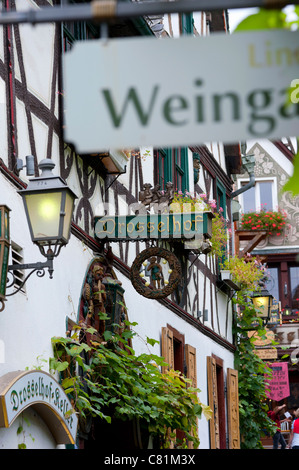 Famosa località turistica Drosselgasse Street nella famosa città di Rudesheim sul fiume Reno in Germania Foto Stock