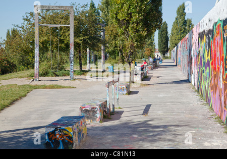 Mauer Park con la sezione del muro di Berlino, Berlino, Germania Foto Stock