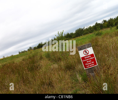 Un cartello che diceva Wildlife Conservation area si prega di non inserire Foto Stock