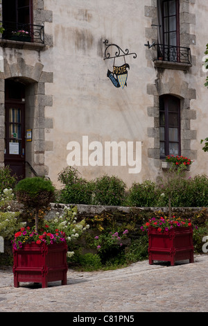 Fiori al di fuori di un ufficio postale locale in Bretagna, Francia Foto Stock