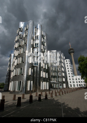 Il Neuer Zollhof costruzione presso il Medienhafen, Dusseldorf, Germania architetto Frank Gehry Foto Stock