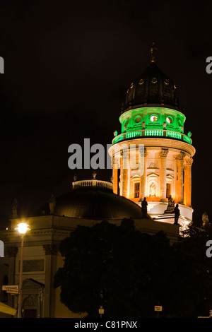 Immagine scattata di notte del Deutscher Dom durante il Festival delle Luci a Berlino nel mese di ottobre 2010. Foto Stock