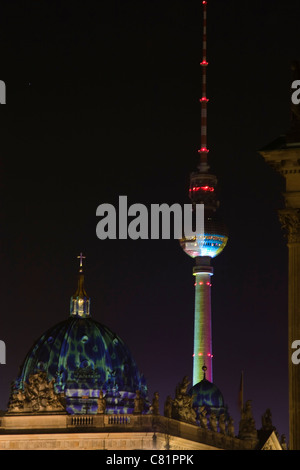 Immagine scattata di notte la Cattedrale di Berlino e la Torre della TV durante il Festival delle Luci a Berlino nel mese di ottobre 2010. Foto Stock