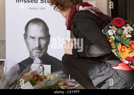 I fan di lasciare i fiori e le mele con un boccone fuori di loro al di fuori dei negozi Apple Store a Londra in seguito alla morte di Steve Jobs Foto Stock