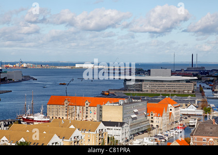 Vista aerea del porto di Copenhagen. Il famoso vecchio ristorante Nomi nel vecchio magazzino piastrellato rosso nel centro e il Teatro dell'Opera reale Danese. Foto Stock