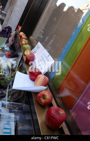 I fan di lasciare i fiori e le mele con un boccone fuori di loro al di fuori dei negozi Apple Store a Londra in seguito alla morte di Steve Jobs Foto Stock