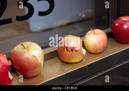 I fan di lasciare i fiori e le mele con un boccone fuori di loro al di fuori dei negozi Apple Store a Londra in seguito alla morte di Steve Jobs Foto Stock