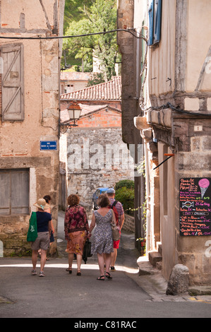 I turisti a piedi attraverso le strette strade di St-Antonin-Noble-Val, Tarn-et-Garonne, Midi-Pirenei Francia Foto Stock