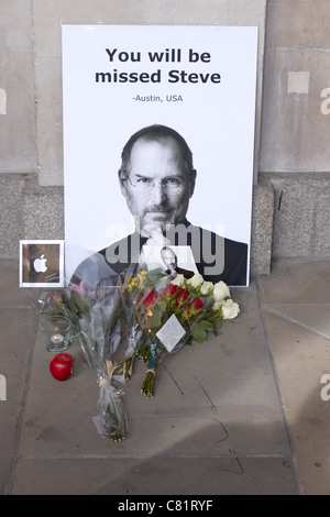 I fan di lasciare i fiori e le mele con un boccone fuori di loro al di fuori dei negozi Apple Store a Londra in seguito alla morte di Steve Jobs Foto Stock