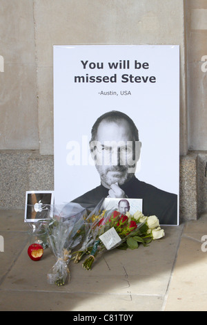 I fan di lasciare i fiori e le mele con un boccone fuori di loro al di fuori dei negozi Apple Store a Londra in seguito alla morte di Steve Jobs Foto Stock