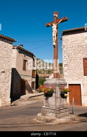 Statua di Gesù Cristo sulla croce nel piccolo villaggio di Cazals vicino St-Antonin-Noble-Val, Tarn-et-Garonne Midi-Pirenei Francia Foto Stock