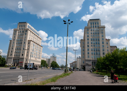 Karl-Marx-Allee, socialista boulevard di Berlino Foto Stock