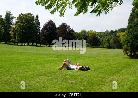 Chateau de Cheverny Francia due giovani donne rilassante sull'erba nel parco del castello Foto Stock