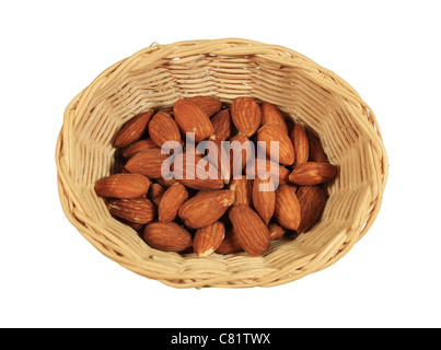 Piccolo cesto in vimini di mandorle sgusciate Noci isolato su bianco Foto Stock