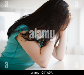 Frustrati coreano donna con testa in mani Foto Stock