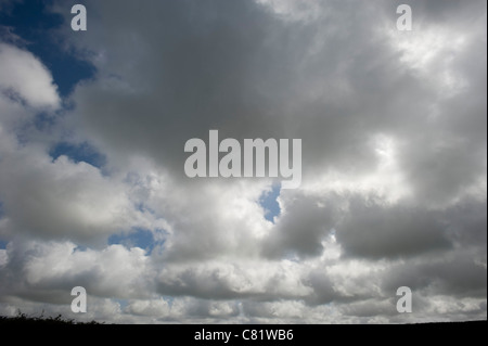 Foto di Roger Bamber : 20 Agosto 2011 : nuvole accumulare su North Cornwall vicino a St Albans, Inghilterra, Regno Unito. Foto Stock