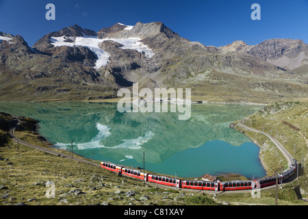 Bernina Express al Passo Bernina Foto Stock