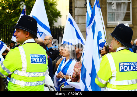 La polizia guarda su come pro-Israele sostenitori protestare contro la Palestina nella sua offerta per statualità presso le Nazioni Unite Foto Stock