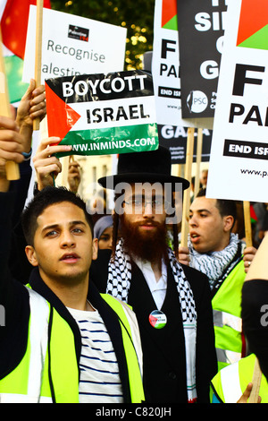 Un Ebreo si erge tra pro-palestinese manifestanti, dimostrando che il conflitto israelo-palestinese non può essere definita unicamente dalla religione Foto Stock