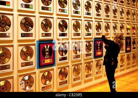 Ventilatore di musica raccolta di opinioni di oro e platino album presso il Country Music Hall of Fame, Nashville Tennessee USA Foto Stock