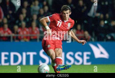 Il Galles v svizzera - Euro 2012 partita di qualificazione @ il Liberty Stadium di Swansea. Gareth Bale punteggi per il Galles. Foto Stock