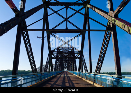 U.S.A. Missouri, St Louis area, Route 66, la vecchia catena di Roks ponte sul fiume Mississippi Foto Stock