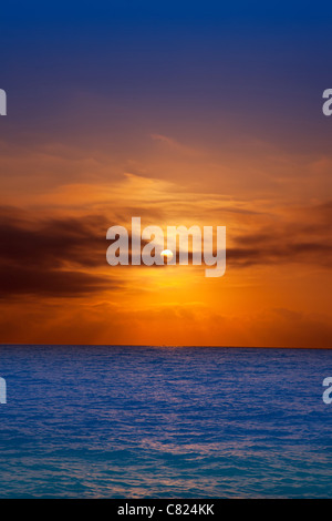 Golden sunrise con sole e nuvole sopra blu mare Mediterraneo Foto Stock