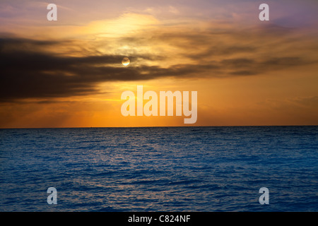 Golden sunrise con sole e nuvole sopra blu mare Mediterraneo Foto Stock