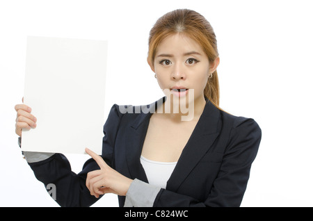 Una giovane donna di affari in un ufficio Foto Stock