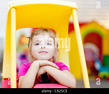 Blonde Bambini ragazza in appoggio di guida auto giocattolo per esterno Foto Stock