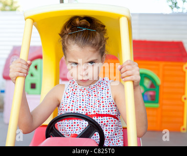 Arrabbiato giocattolo auto autista Bambini ragazza nel parco giochi Foto Stock