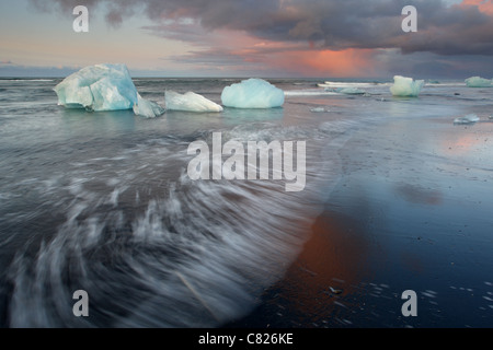 Grandi pezzi di ghiaccio del ghiacciaio sulla spiaggia di sabbia nera, Jökulsárlón, Islanda. Foto Stock