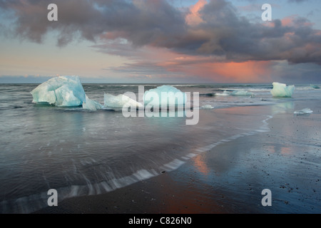 Grandi pezzi di ghiaccio del ghiacciaio sulla spiaggia di sabbia nera, Jökulsárlón, Islanda. Foto Stock