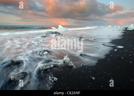 Grandi pezzi di ghiaccio del ghiacciaio sulla spiaggia di sabbia nera, Jökulsárlón, Islanda. Foto Stock