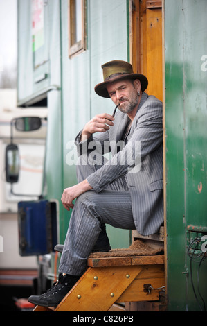 Attore Marco Fiera con il Nofitstate Circus in tour in South Wales UK Foto Stock