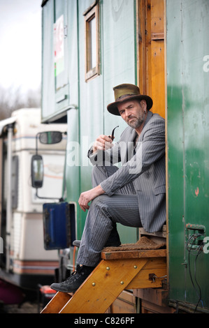 Attore Marco Fiera con il Nofitstate Circus in tour in South Wales UK Foto Stock