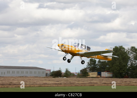 Beagle B121 Series 2 Pup 150 G-AXV decollando a Breighton Airfield Foto Stock