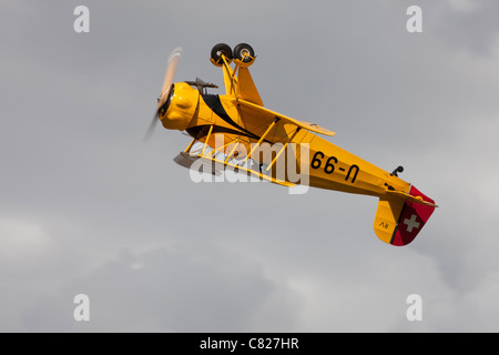 Bucker Bu133C Jungmeister U-99 RV G-AXMT in volo invertito Foto Stock