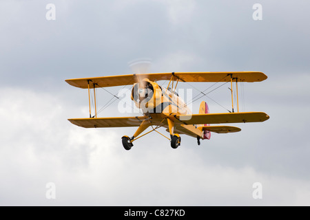 Bucker Bu133C Jungmeister U-99 RV G-AXMT in volo Foto Stock