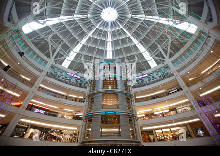 Suria KLCC Shopping centre al Menara Petronas Towers, Kuala Lumpur, Malesia Foto Stock