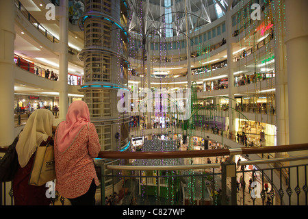 Suria KLCC Shopping centre al Menara Petronas Towers, Kuala Lumpur, Malesia Foto Stock