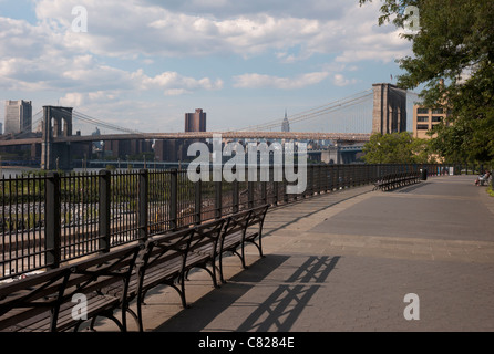 Il Brooklyn Heights promenade con una vista del Ponte di Brooklyn, East River e lo skyline di Manhattan a New York City. Foto Stock