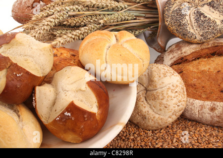 Pane fresco e grano in una impostazione di studio Foto Stock