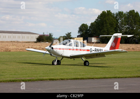 Piper PA-38-112 Tomahawk G-BNSL rullaggio lungo la pista di atterraggio di Aviosuperficie Breighton Foto Stock