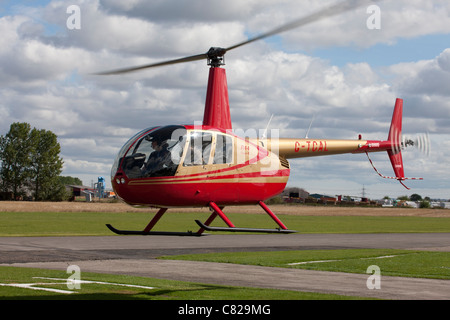 Robinson R44 Raven II G-TCAL hover in rullaggio a Breighton Airfield Foto Stock