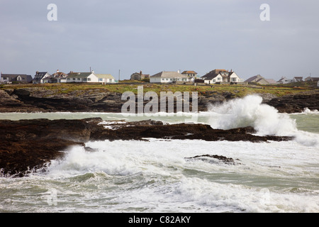 Vista su tutta ruvida tempestoso mare con onde che si infrangono sulle rocce su esposti Welsh west coast TREARDDUR BAY, Anglesey, Galles del Nord, Regno Unito. Foto Stock